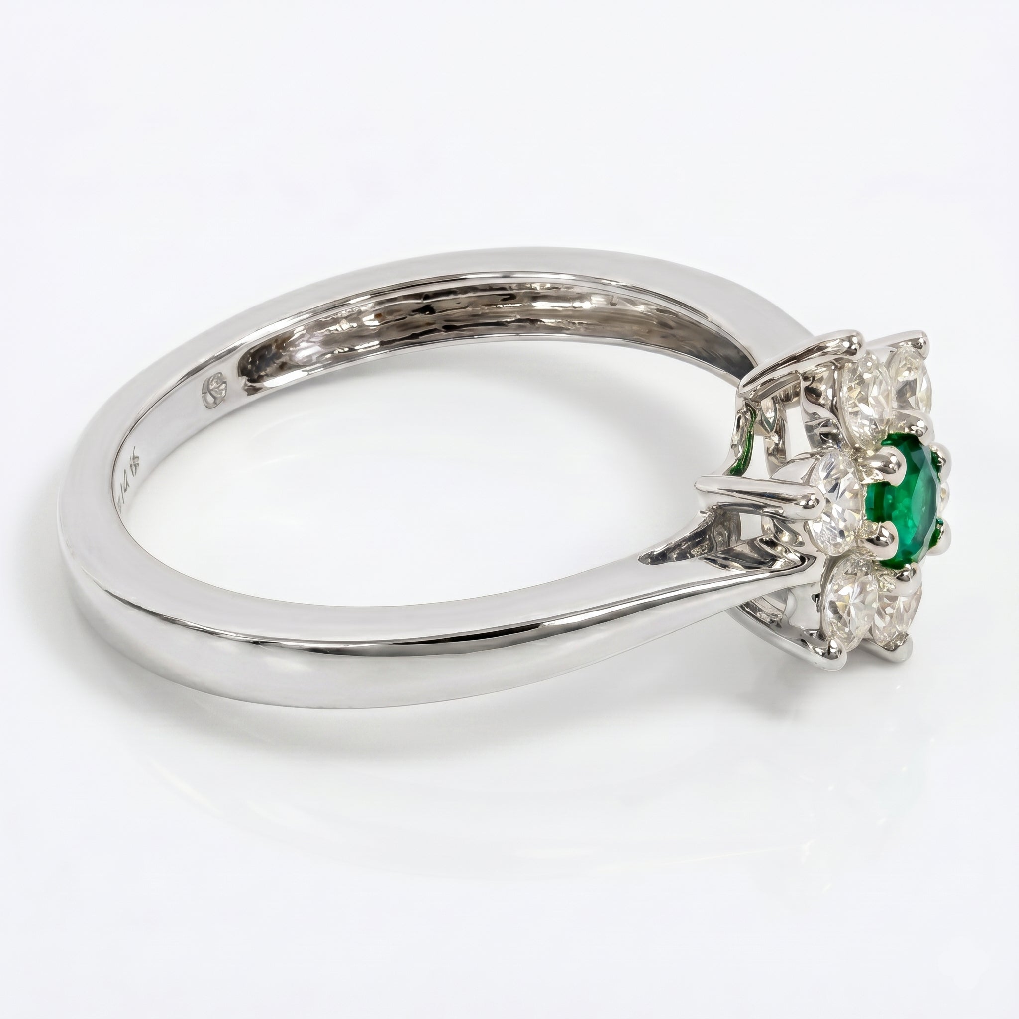 ER056963 - 18KW/2.57GR 1EMER-0.13CT 6RD-0.44CT
