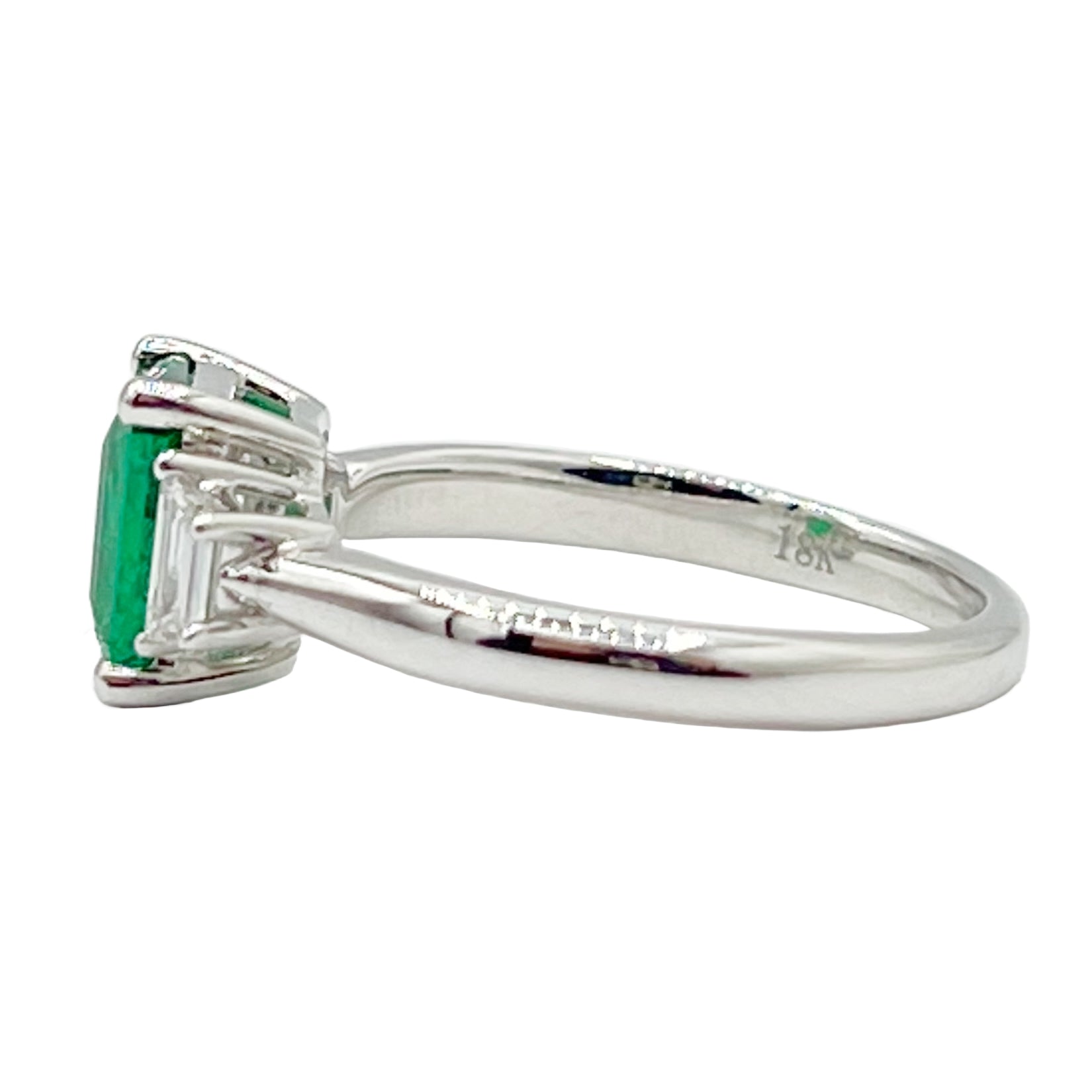 Ring 18KW/3.4G 1EMER-1.26CT 2RD-0.33CT
