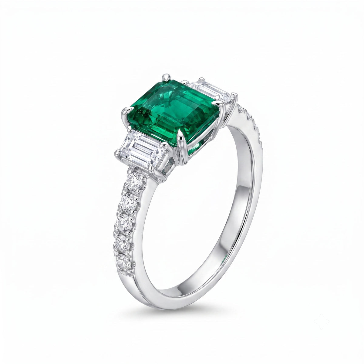ER057059 - Ring 18KW/2.8G 1EMER-1.49CT 2EC-0.62CT 10RD-0.28CT