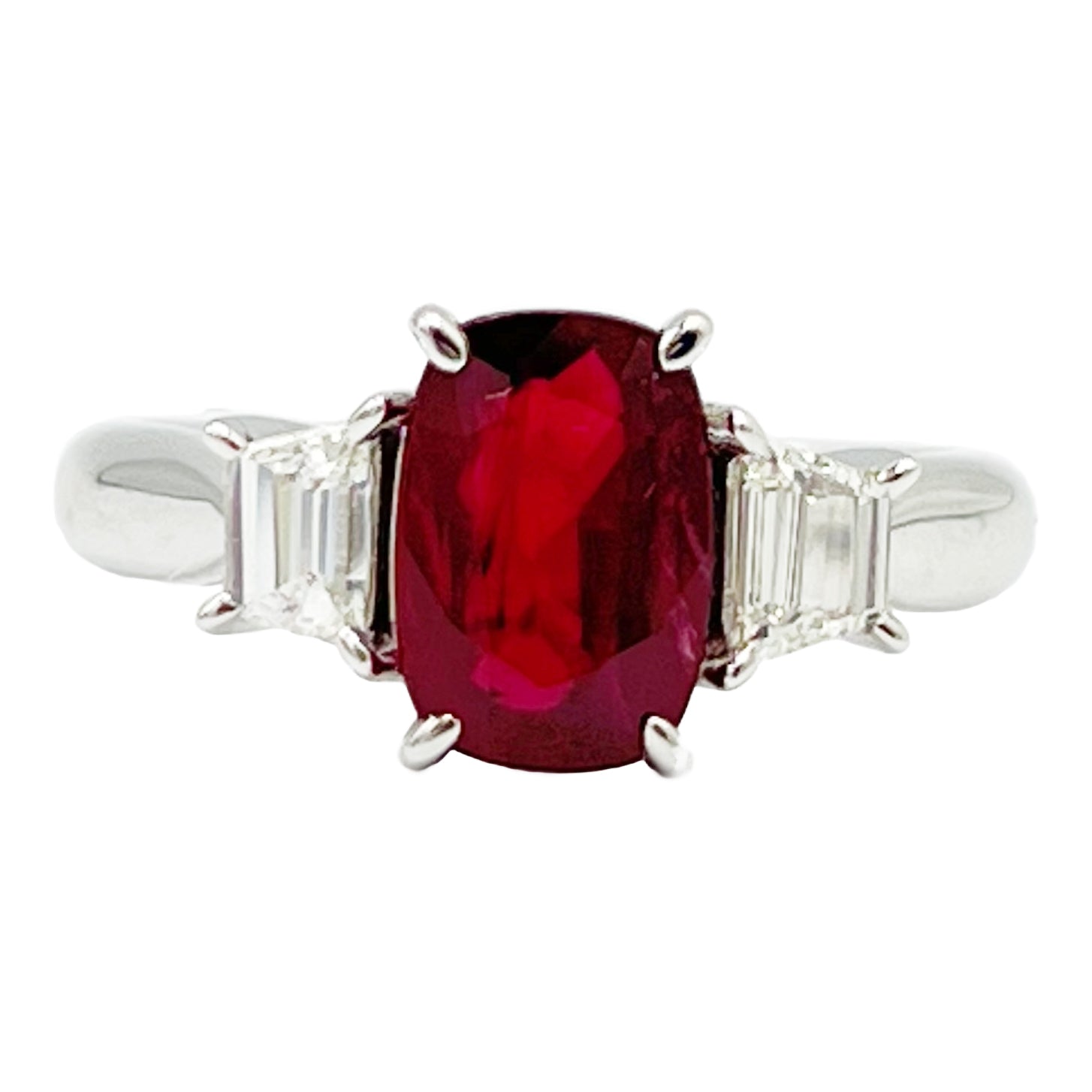 Ring 18KW/4.1G 1RUBY-2.01CT 2TRAP-0.43CT