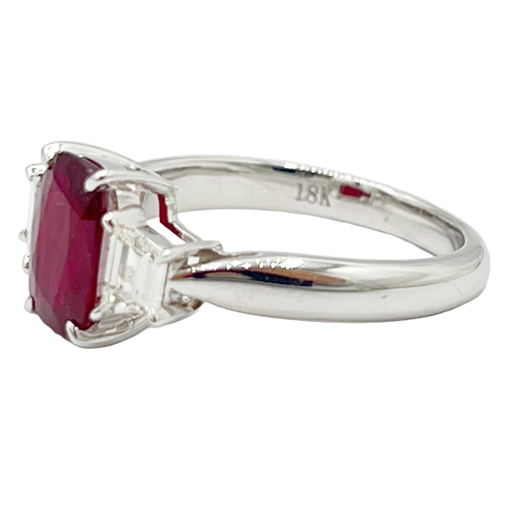 Ring 18KW/4.1G 1RUBY-2.01CT 2TRAP-0.43CT
