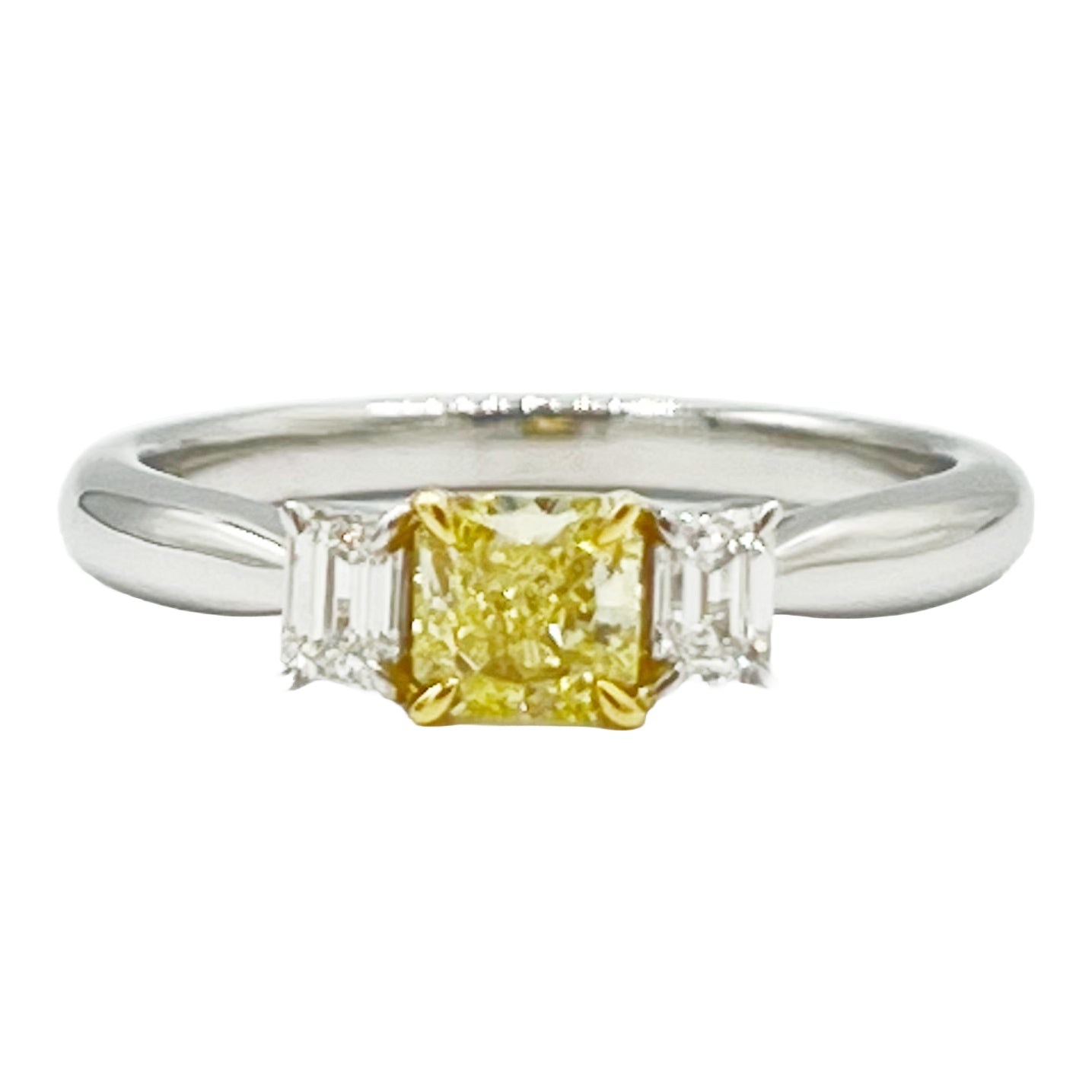 YR054649 - Ring 18KW/3.1G YD-0.45CT 2ED-0.28CT