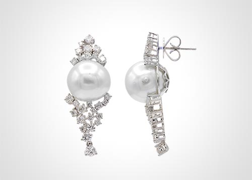 Earrings 18KW/7.8G 2EMER-18.16CT 2TRAP-0.87CT 62RD-0.83CT