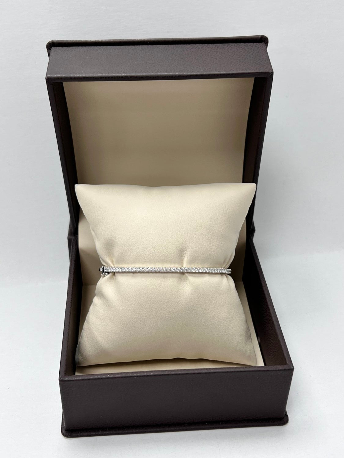 18K White Gold Diamond Bangle, 0.85ct