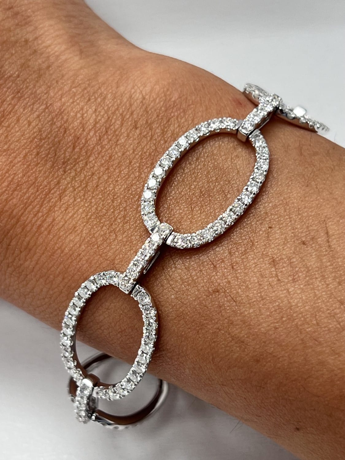 14K White Gold Diamond Open Circle Link Bangle, 4.41ct