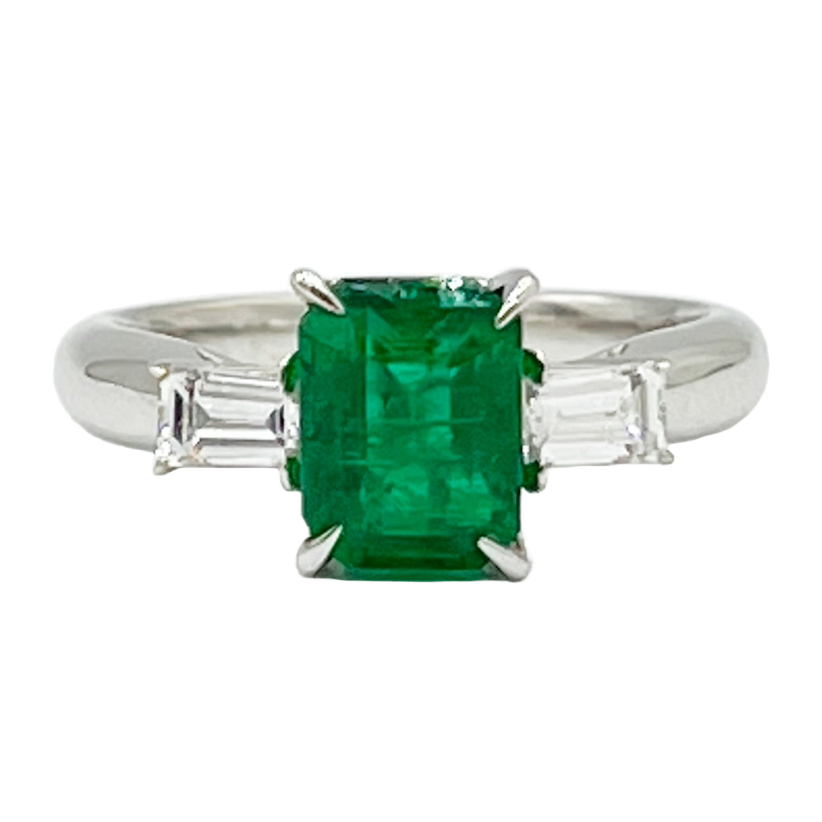 Ring 18KW/4.6G 1EMER-1.68CT 2ED-0.37CT