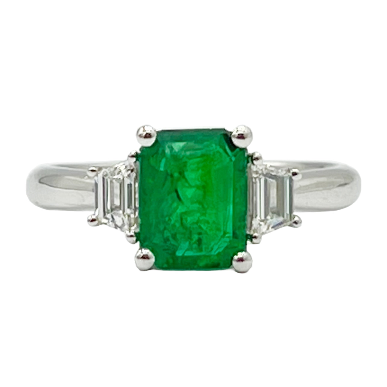 Ring 18KW/3.4G 1EMER-1.26CT 2RD-0.33CT