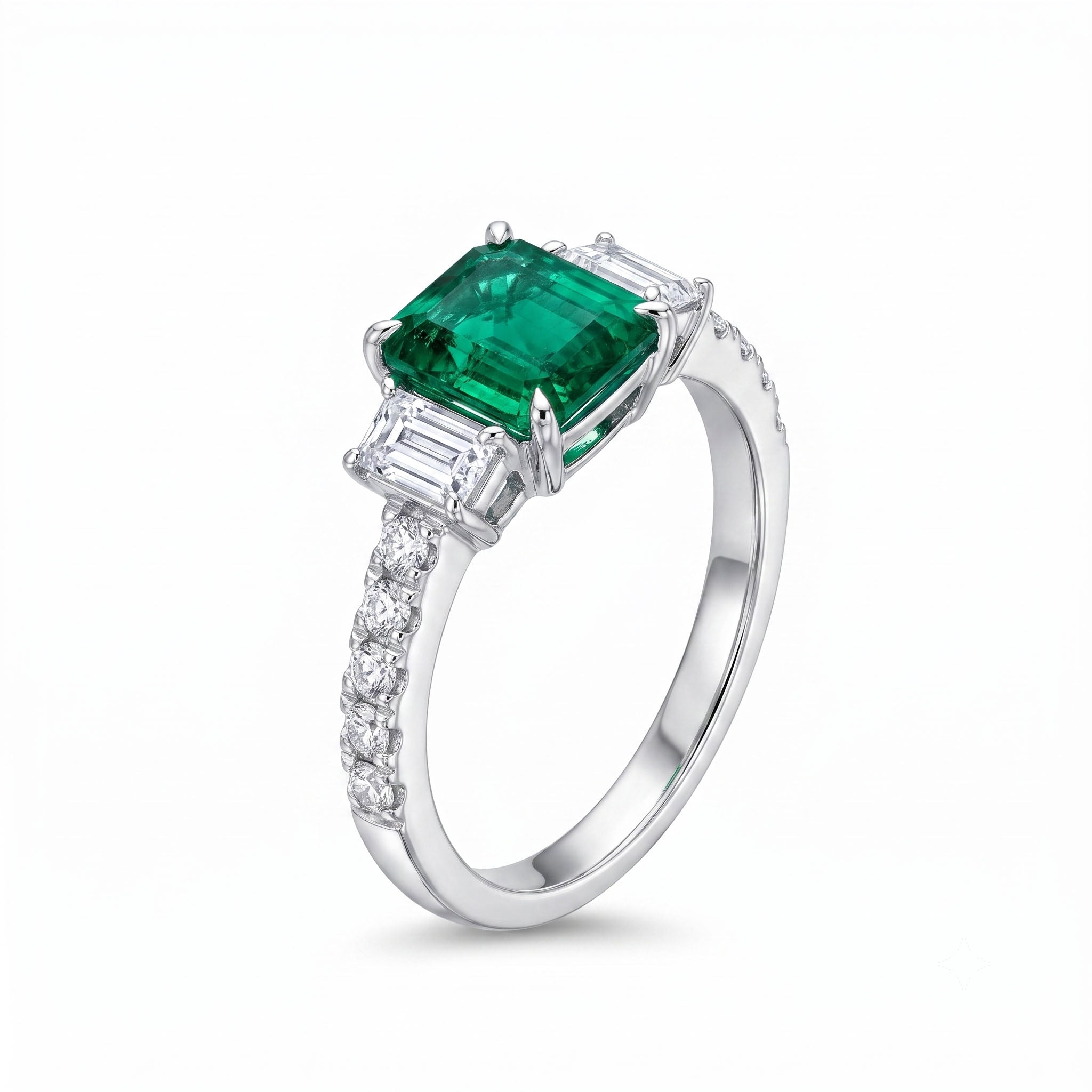 ER057059 - Ring 18KW/2.8G 1EMER-1.49CT 2EC-0.62CT 10RD-0.28CT