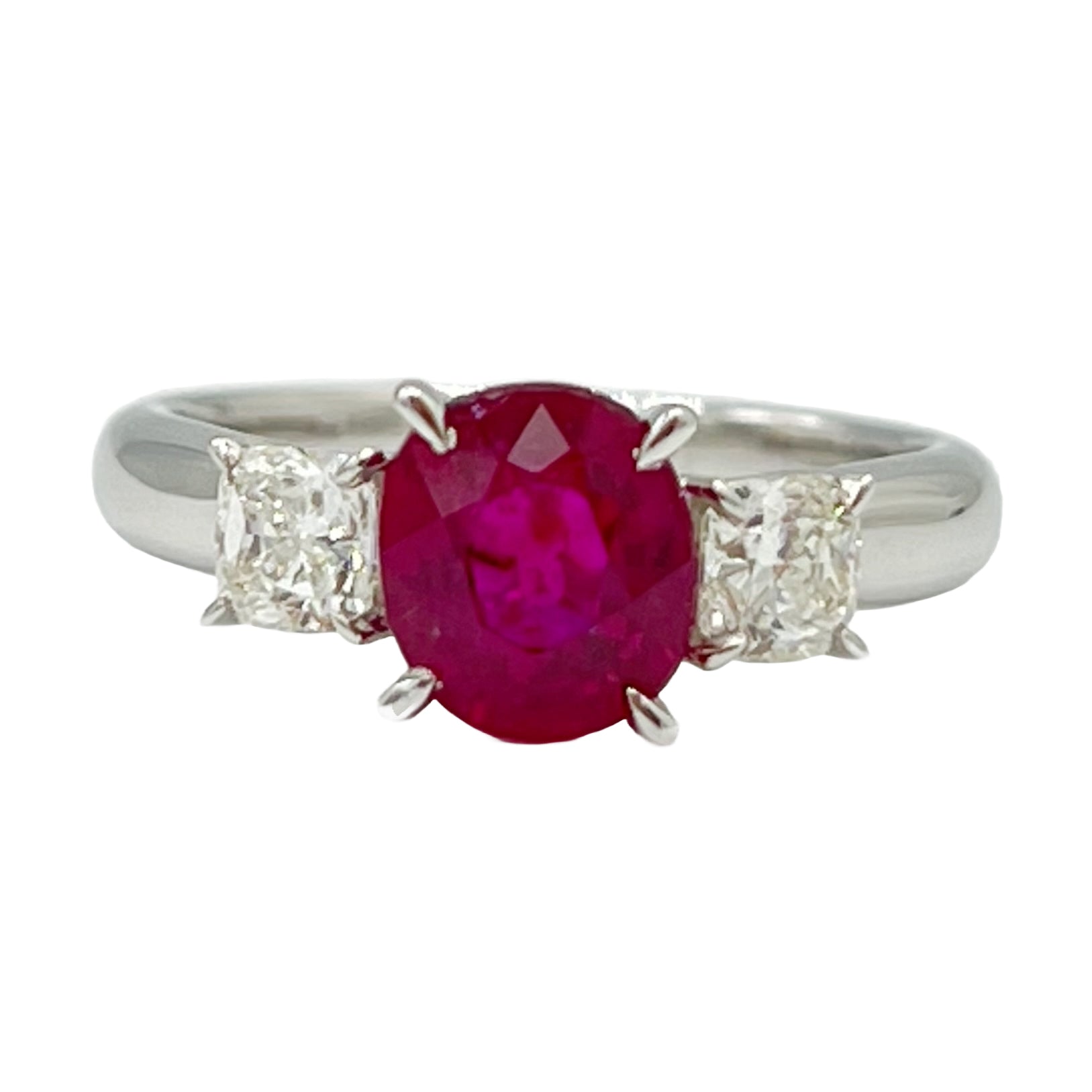 RR054646 - Ring 18KW/3.9G RUBY-1.92CT 2CUSH-0.64CT