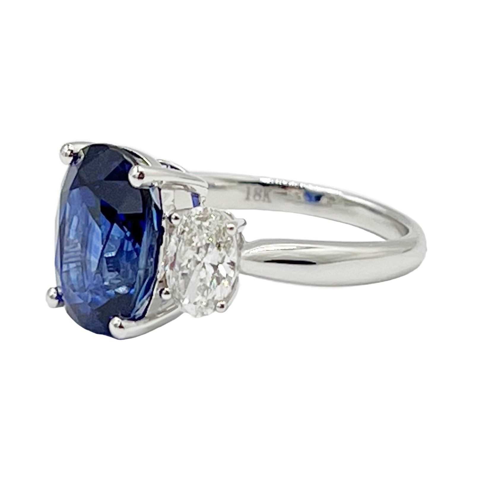 Ring 18KW/3.0G 1SAPP-2.08CT 2OV-0.61CT